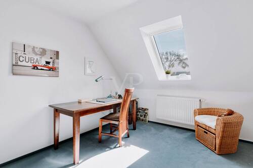 Separates Zimmer, aktuell als Büro genutzt – ideal auch für Gäste oder Hobby - 