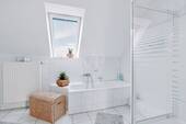 Helles Bad mit Wanne und Dusche - 