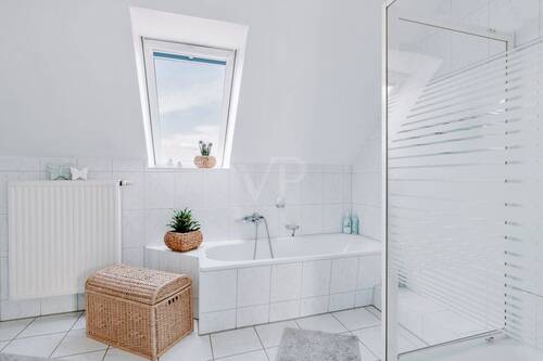 Helles Bad mit Wanne und Dusche - 