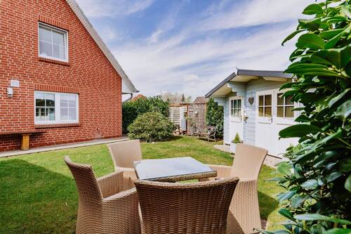 Liebevoll gepflegter Garten mit einladender Sitzecke - 