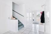 Einblick in Eingangsbereich und Flur - 
