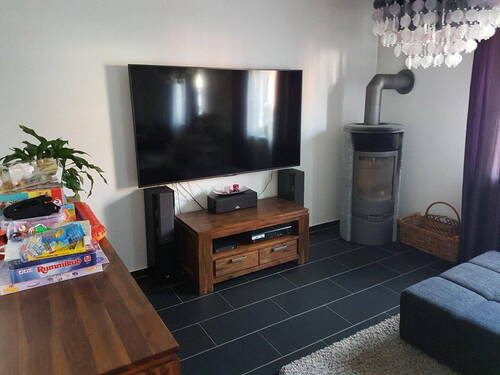 Wohnzimmer mit Kamin Bild 2 - Einfamilienhaus mit 182,70 m&sup2; in Obertshausen zum Kaufen