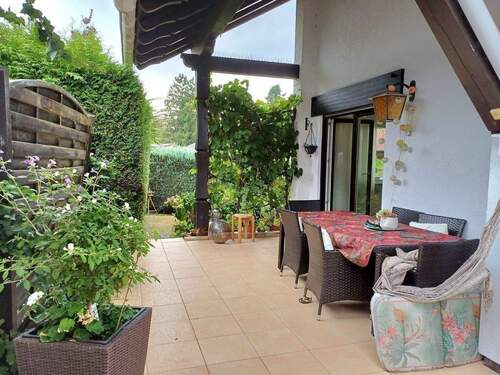 große, teilüberdachte Terrasse - 5 Zimmer Mehrfamilienhaus, Wohnhaus zum Kaufen in Homburg