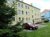 Hausansicht - Moderne Zweiraumwohnung für Singles oder Paare in Hoyerswerda