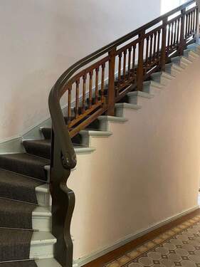 Geschnitzte Holztreppe - 