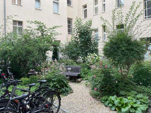 ... mit Bank und Fahrrädern - 