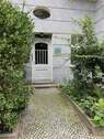 ... Eingang durch Vorgarten - 
