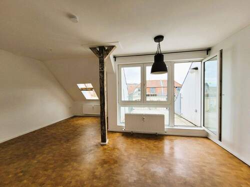Wohnzimmer mit Dachterrasse - 2 Zimmer Etagenwohnung zum Kaufen in Berlin