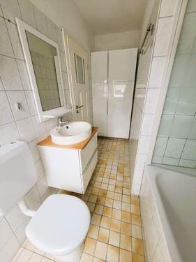 Badezimmer mit Badewanne - Etagenwohnung mit 69,00 m&sup2; in Berlin zum Kaufen