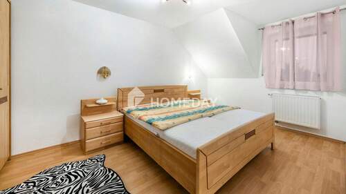 1. OG Schlafzimmer 1 - 