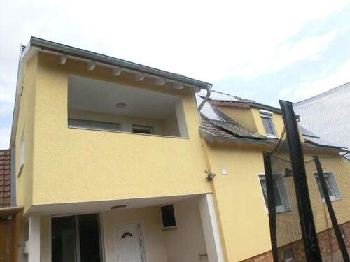 Eingang mit Loggia darüber - 1 Zimmer Mehrfamilienhaus, Wohnhaus in Bergrheinfeld