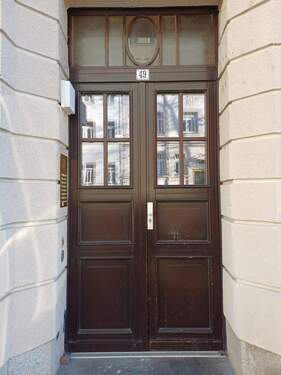 Hauseingang - 3 Zimmer Etagenwohnung zum Kaufen in Leipzig