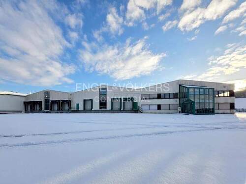 Außenansicht - Produktions- und Lagergebäude mit großer Freifläche und Ausstellungshalle