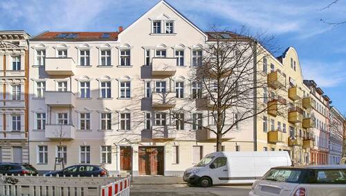 Straßenansicht - sanierte Altbauwohnung mit kleinem Balkon und viel Charme