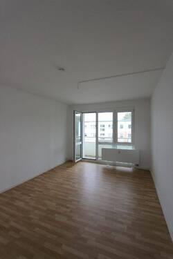 Wohnzimmer - Lichtdurchflutete Dreiraumwohnung mit Balkon zu vermieten