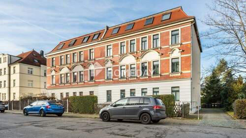 Außenansicht 2 - Charmantes Altbauwohnen mit Balkon in ruhiger Siedlungslage