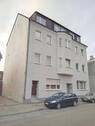 Hausansicht I - Achtfamilienhaus mit einer freien Wohnung im Dachgeschoss.