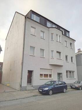 Hausansicht I - Achtfamilienhaus mit einer freien Wohnung im Dachgeschoss.