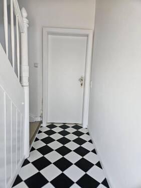 Treppenhaus, Wohnungseingang - 2 Zimmer Etagenwohnung in Ottweiler