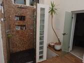 Dusche im Lichthof und Zugang zur Sauna - 