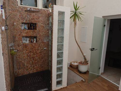 Dusche im Lichthof und Zugang zur Sauna - 