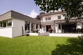 Gartenansicht - Großzügiges individuelles Einfamilienhaus mit großer teilüberdachter Terrasse und herrlichem Garten