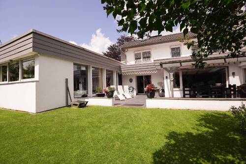 Gartenansicht - Großzügiges individuelles Einfamilienhaus mit großer teilüberdachter Terrasse und herrlichem Garten