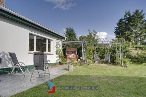 Terrasse mit Strandkorb - Ostsee, Seebad Lubmin, EFH, Wfl. ca. 107 m², Grundstück ca. 998 m² in Ortslage, schöner Garten, Terrasse, Pavillon, Carport, PkW-Stellplatz, div. Nebe