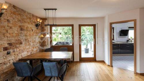 Essbereich mit Balkon Zugang - Wohnen wie im Haus: 120 m² mit 2 Garagen, Hobbykeller und Teilungsoption