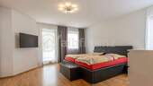 großes Schlafzimmer mit Balkon - 