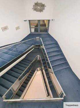 Treppenhaus mit Aufzug - 