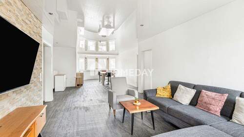 Wohnzimmer 3 - Großzügige DG-Wohnung zentral gelegen in Rhein-Nähe, mit Balkon, Stil und viel Sonne