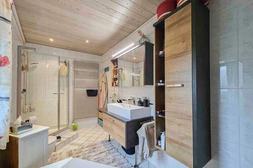 Badezimmer OG - 5 Zimmer Einfamilienhaus in Niddatal