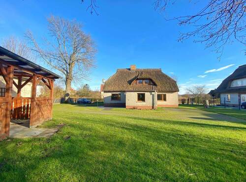 Außenansicht - Mehrfamilienhaus, Wohnhaus mit 137,00 m&sup2; in Sellin zum Kaufen