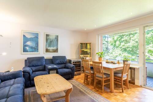 Wohnzimmer mit Balkonzugang - 