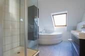 Badewanne und Dusche - 