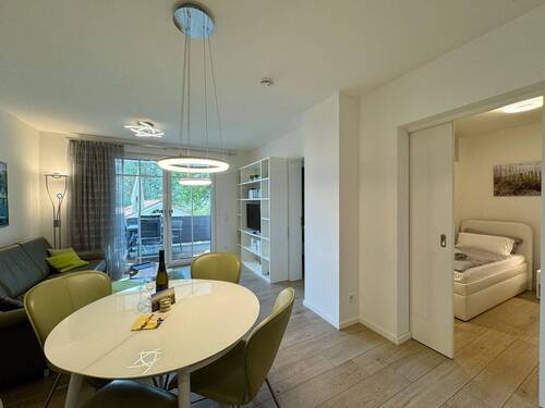 Essbereich mit Blick zum Balkon - 