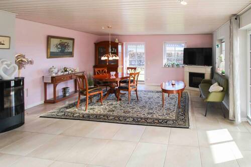 Wohnzimmer mit Kaminofen - 3 Zimmer Einfamilienhaus zum Kaufen in Husby