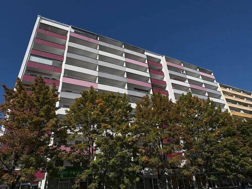 Schleizer Straße 2 Balkonseitig - Komfort ohne Treppen: Aufzug & Einkaufsmöglichkeiten direkt erreichbar