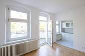 Zimmer 1 - Bezugsfreie 2-Zimmer-Altbauwohnung mit traumhaftem Balkon in ruhiger Seitenstraße!