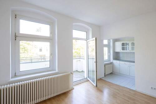 Zimmer 1 - Bezugsfreie 2-Zimmer-Altbauwohnung mit traumhaftem Balkon in ruhiger Seitenstraße!