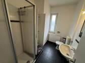 Bad mit Dusche - 