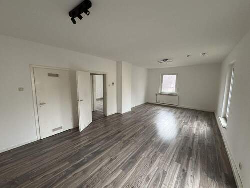 Wohnzimmer - Zentrale moderne 3-Zimmerwohnung mit Balkon und Einbauküche