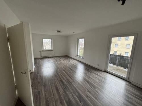 Wohnzimmer mit Balkon - 3 Zimmer Etagenwohnung zur Miete in Detmold