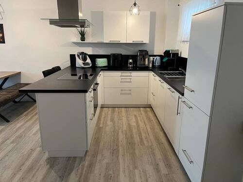 Einbauküche mit Theke - 2 Zimmer Etagenwohnung zur Miete in Künzelsau