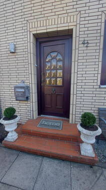 Hausansicht Haupteingang - Gemütliches Reihenmittelhaus in Lübeck-Kücknitz mit 3,5 Zimmern