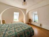 Gemütliches Schlafzimmer mit zwei Fenstern - 