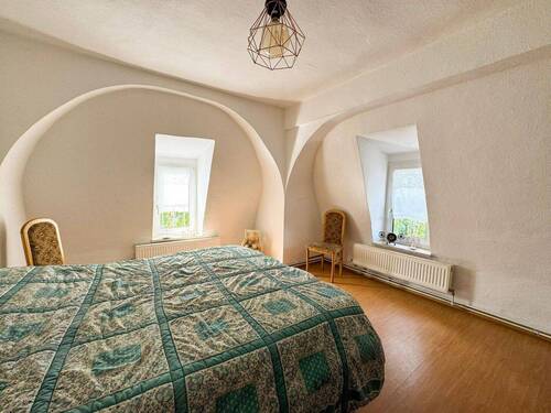 Gemütliches Schlafzimmer mit zwei Fenstern - 