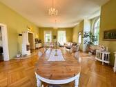 Elegantes Esszimmer mit Kaminofen - 