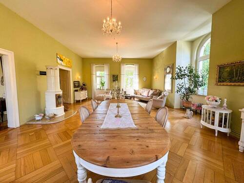 Elegantes Esszimmer mit Kaminofen - 